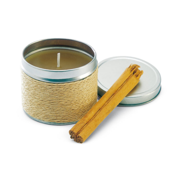Candela profumata vicino a canella