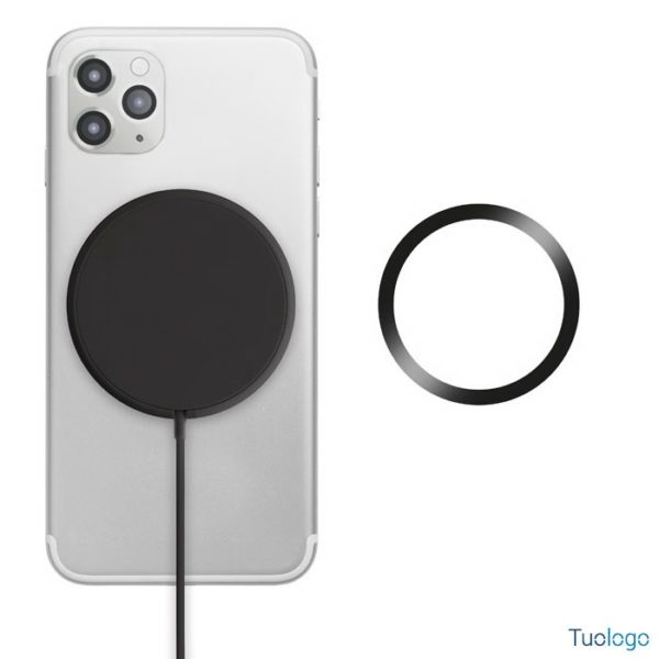 Telefono sopra caricatore tondo nero con presa usb, su sfondo bianco