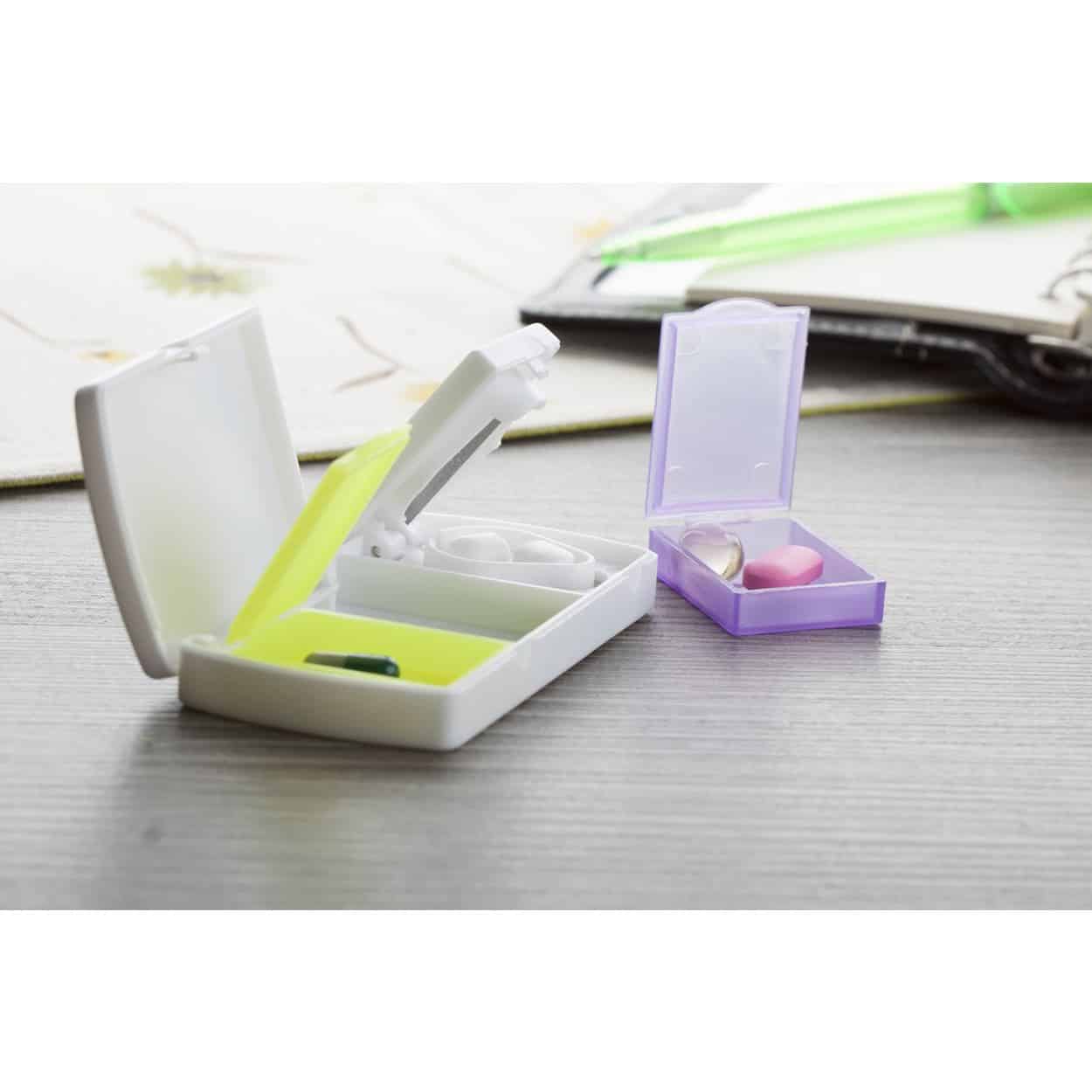 Porta pillole in plastica bianca su un tavolo