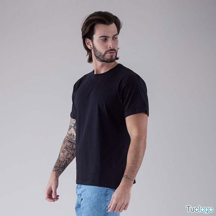Uomo con tshirt in cotone con manica corta nera