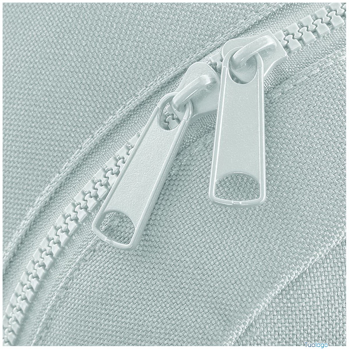 Dettaglio zip dello zaino verde acqua