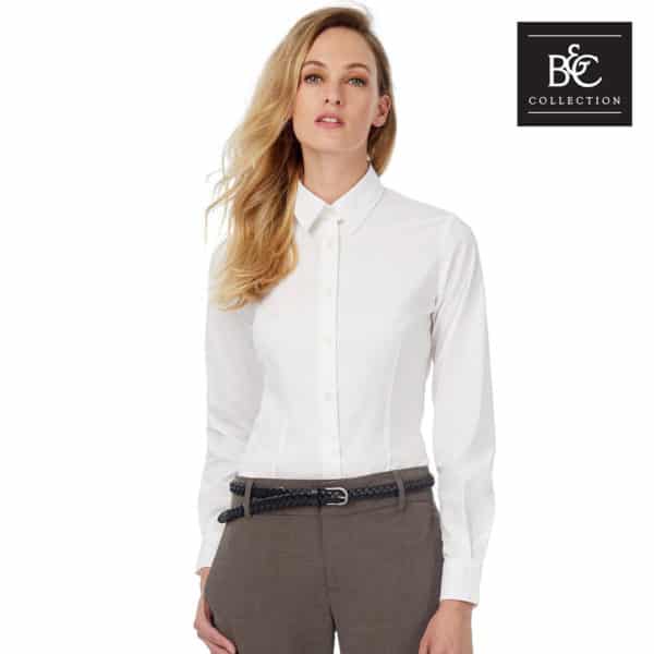 Donna con camicia manica lunga in cotone bianca con colletto e bottoni