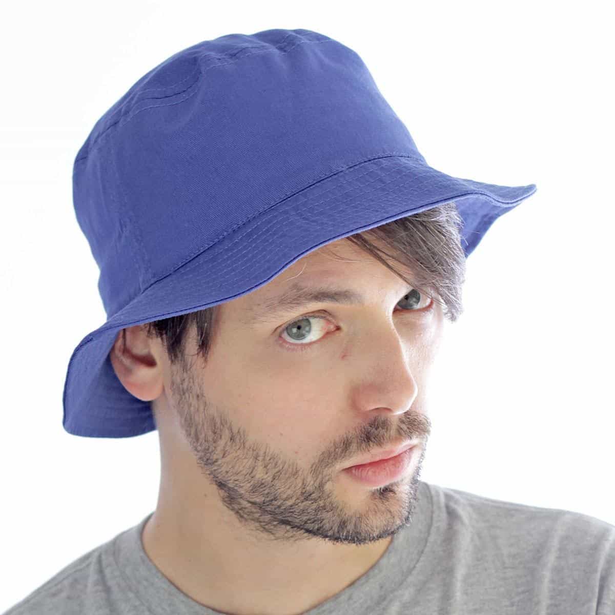 Primo Piano di ragazzo con barba e cappello pescatore blu