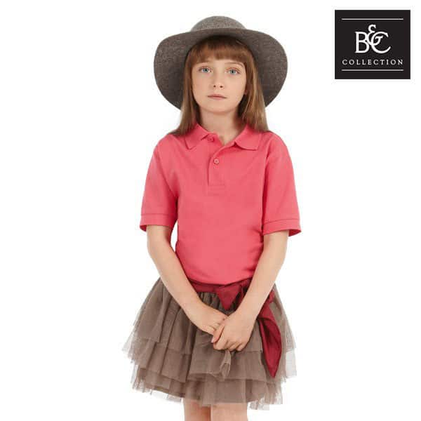 Bambina con polo rosa maniche corte