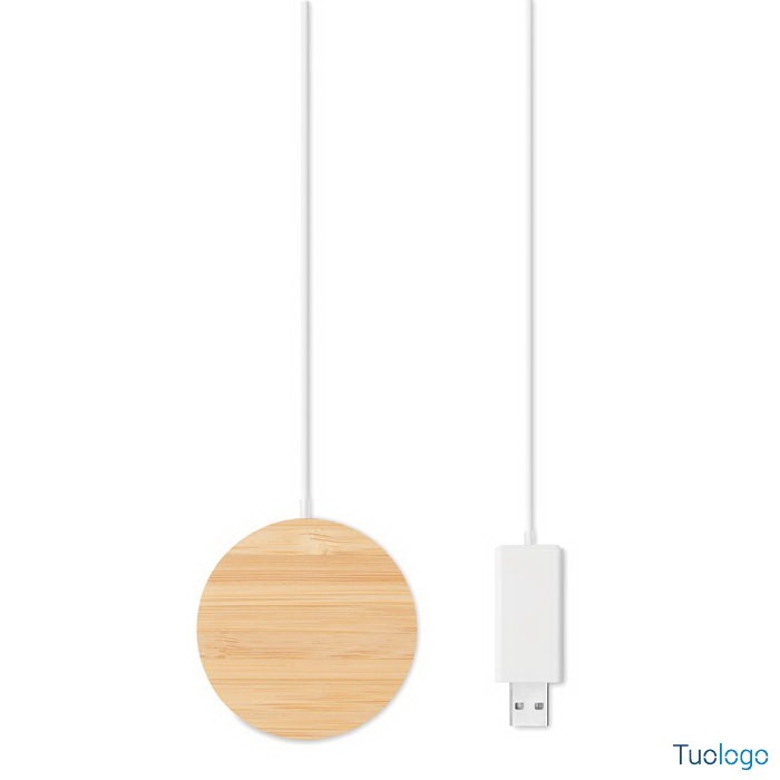 Caricatore tondo in bamboo con presa usb, su sfondo bianco