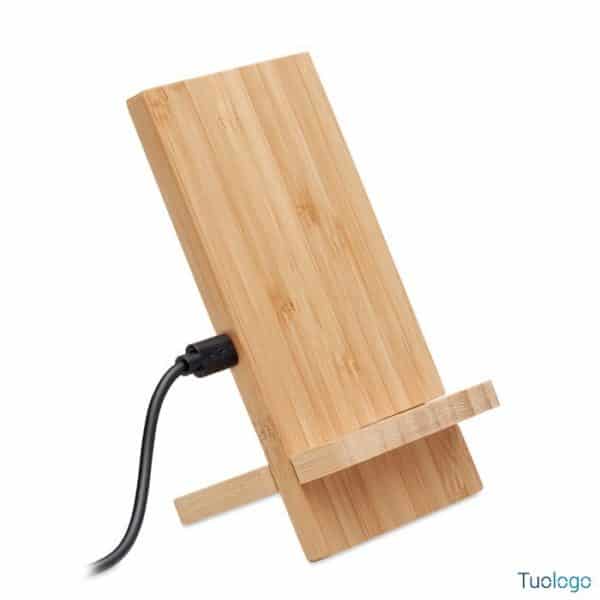 Caricatore in bamboo verticale con cavo usb nero, su sfondo bianco