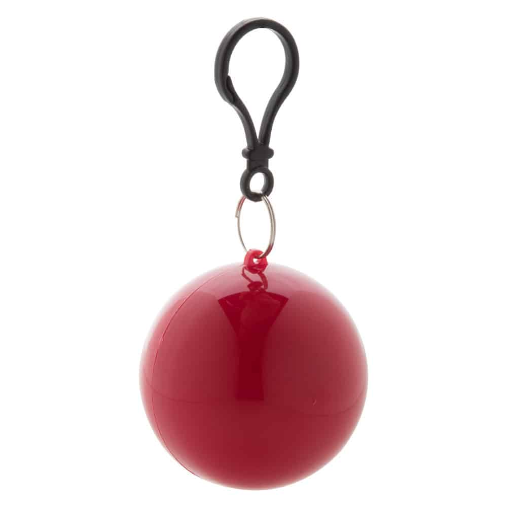 Impermeabile rosso con portachiavi e moschettone ripiegato in pallina di plastica in tinta