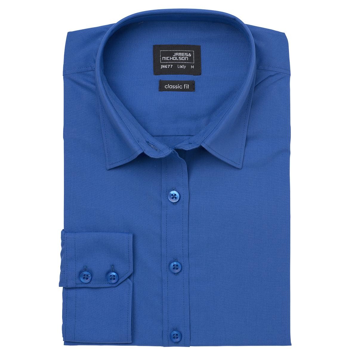 Dettaglio colletto, polsino e bottone camicia blu royal