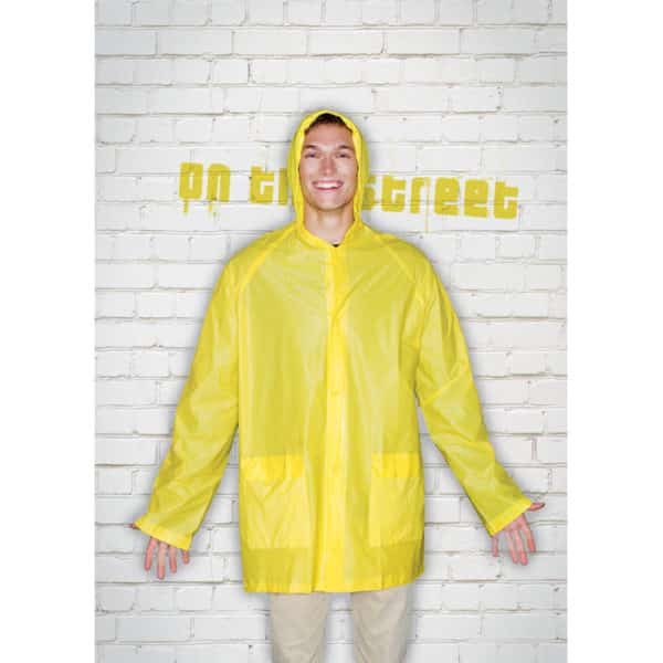 Uomo con impermeabile giallo in pvc con chiusura con bottoni a pressione e cappuccio