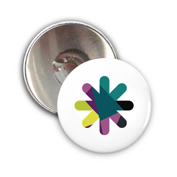 Magnete da frigo in latta rotondo con logo a colori su sfondo bianco