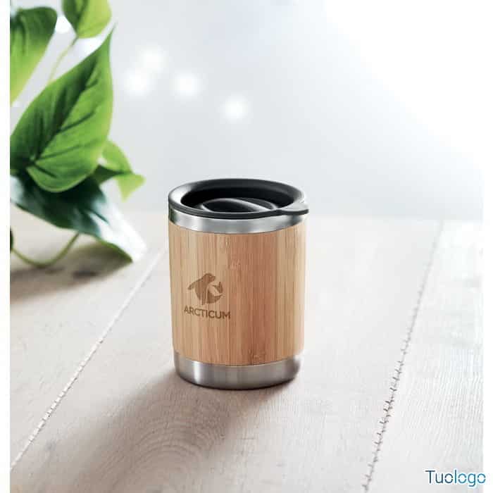 Tazza in bamboo con beccuccio girevole con logo su un tavolo