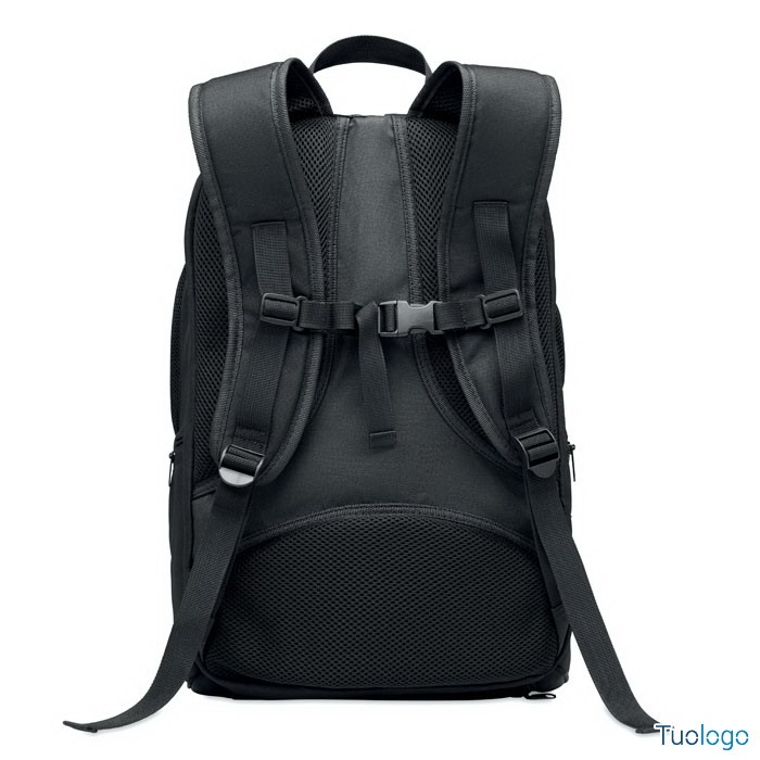 Dettaglio anteriore zaino nero con spallacci, maniglia e tasche con zip