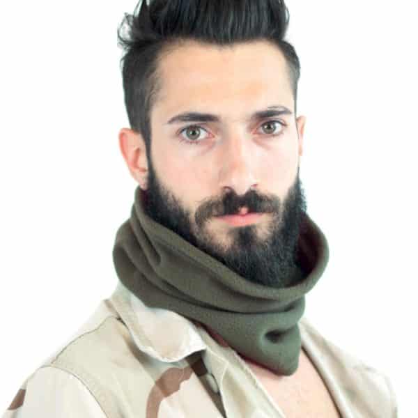 Ragazzo con barba e capelli castani con fascia di pile verde e giacca militare