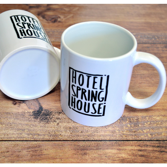 Due tazze in ceramica bianca con logo