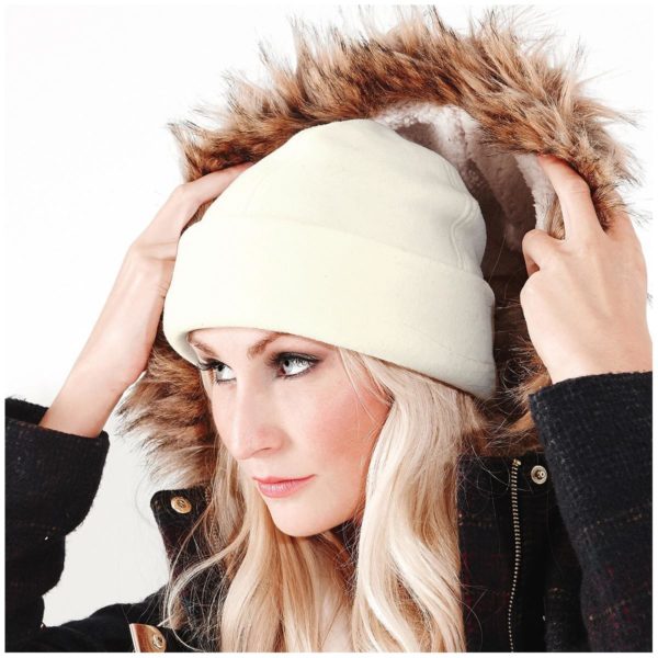 Ragazza con indosso cappellino con risvolto invernale in pile beige