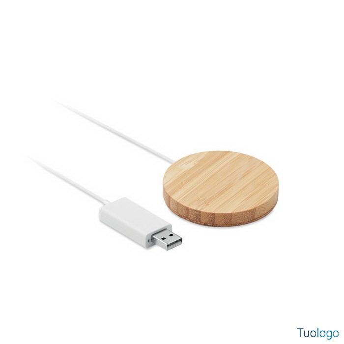 Dettaglio caricatore tondo in bamboo con presa usb, su sfondo bianco