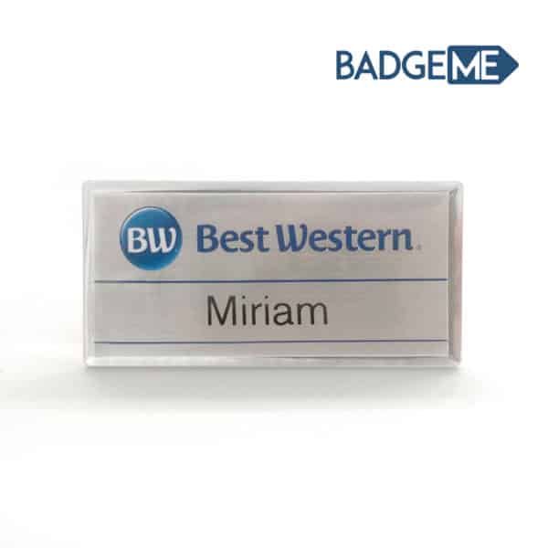 Badge in metallo rettangolare con logo Best Western e nome