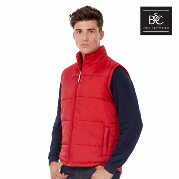 Ragazzo con smanicato rosso con zip centrale