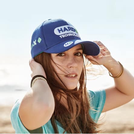 Ragazza con cappellino in cotone blu con chiusura a velcro con logo