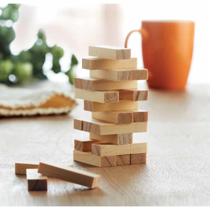 Gioco Jenga in legno su un tavolo