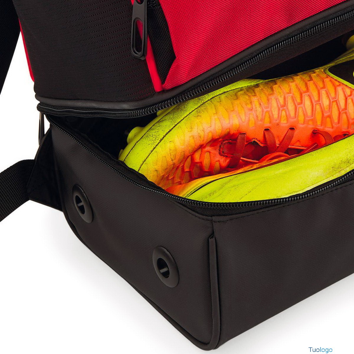 Dettaglio tasca portascarpe aperta di zaino rosso e nero con scarpe sportive