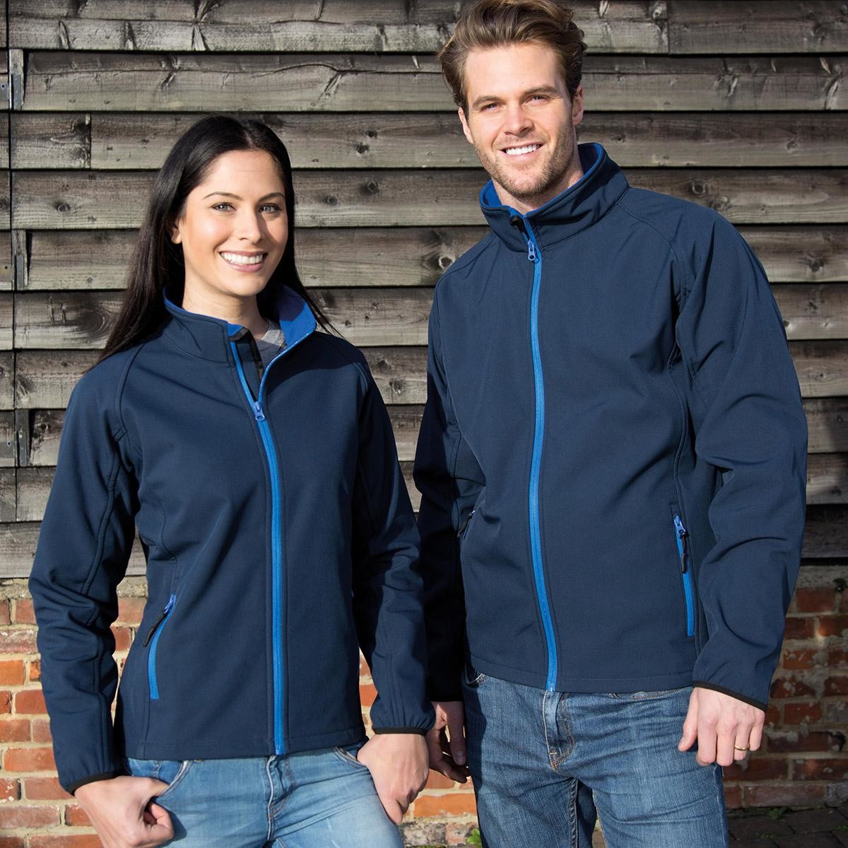 Uomo e donna con giacca traspirante blu scura con interno in micropile e tasche laterali con zip 100% poliestere