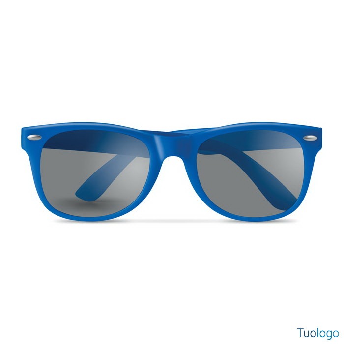 Occhiali da sole blu, su sfondo bianco