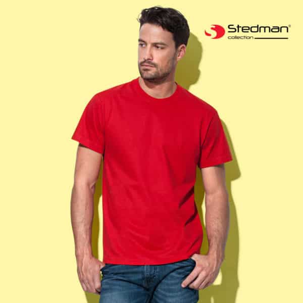 Uomo su sfondo giallo con tshirt rossa manica corta 100% cotone