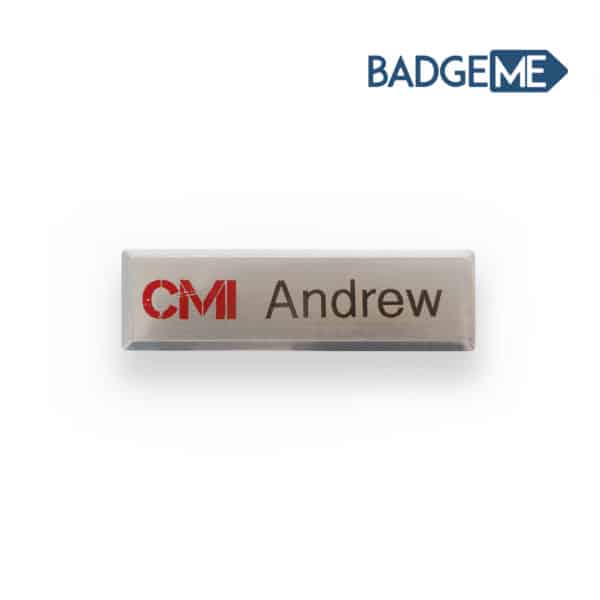 Badge in metallo rettangolare con logo CMI e nome