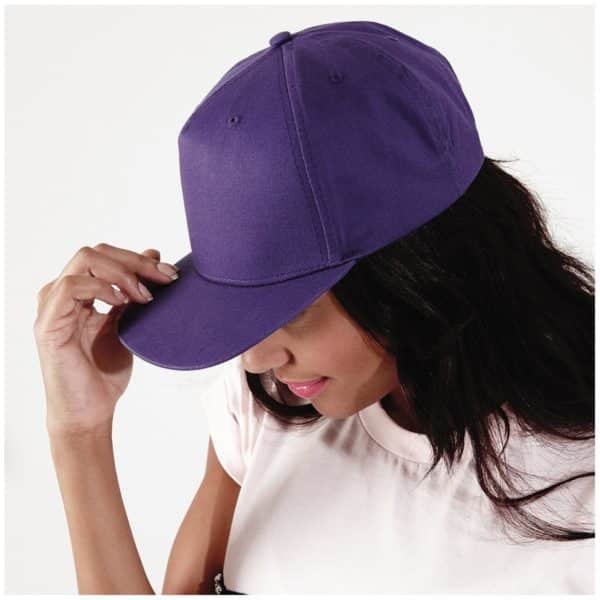 Ragazza con indosso un cappellino in cotone con visiera di colore viola