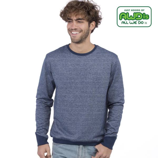 Uomo con felpa blu in cotone