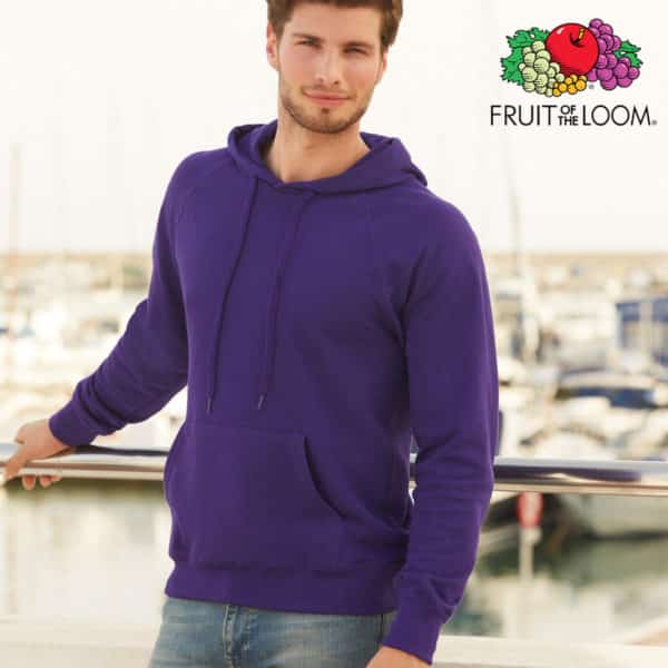 Uomo con felpa in cotone viola con cappuccio, tascone e cordini