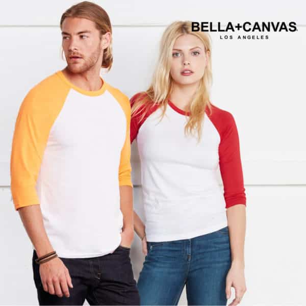 Ragazzo e ragazza che indossano maglie unisex con maniche 3/4 bianche gialle e rosse