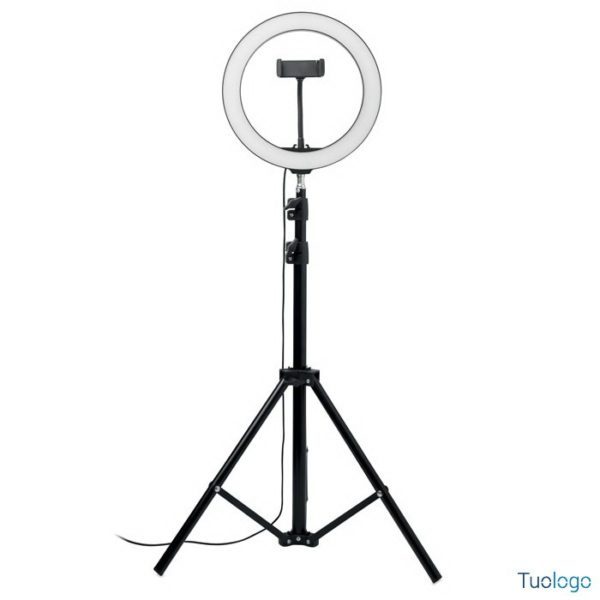 Treppedi nero aperto su piano bianco con ring light e support per smartphone