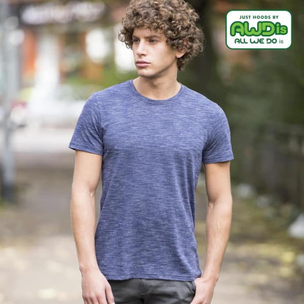 Uomo con tshirt blu in cotone con effetto melange