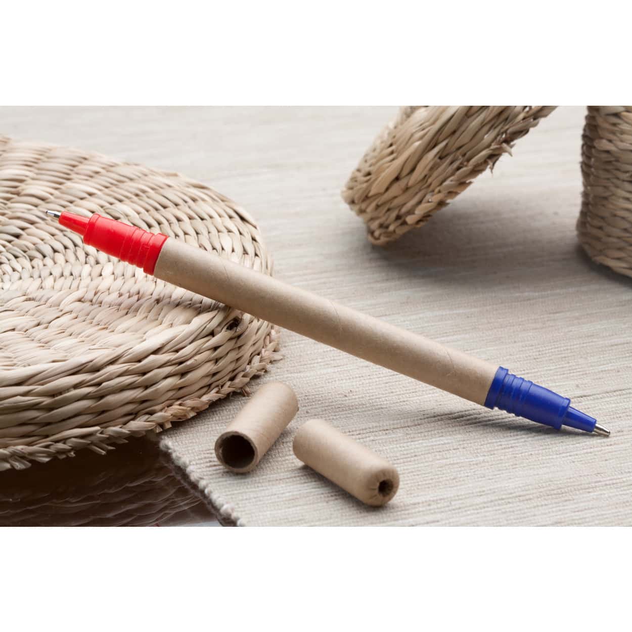 Penna in cartone con doppia punta refill rossa e blu