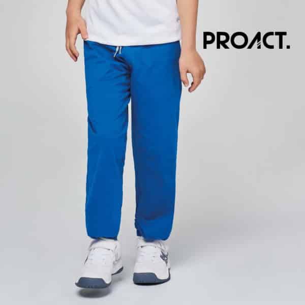 Bambino con tuta blu 100% cotone con due tasche laterali e una tasca dietro