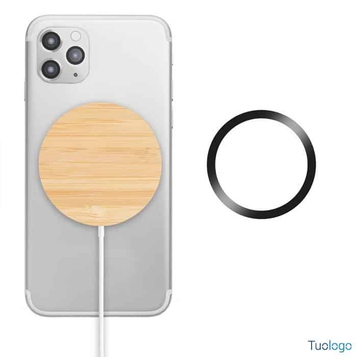 Smartphone attaccato a caricatore tondo in legno e anello metallico