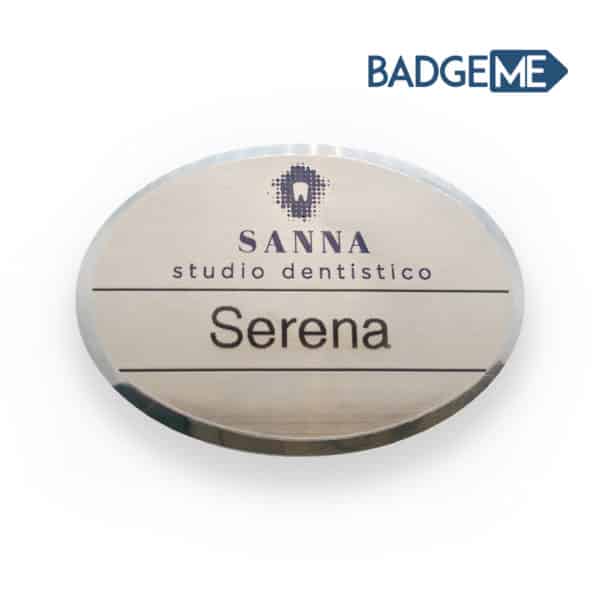 Badge ovale in metallo con logo Sanna e nome