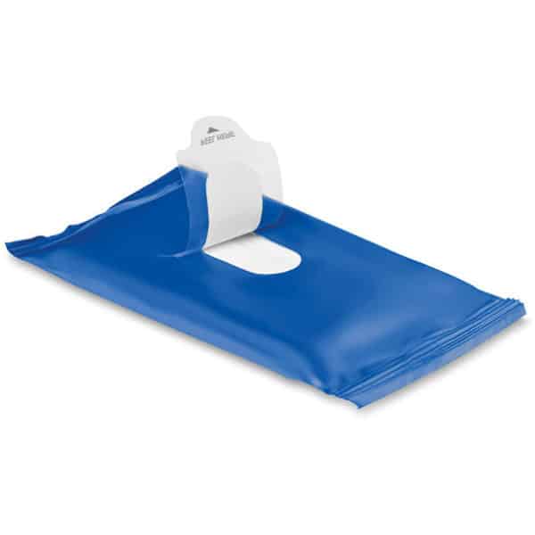 Salviette umidificate contenute in confezione di plastica blu