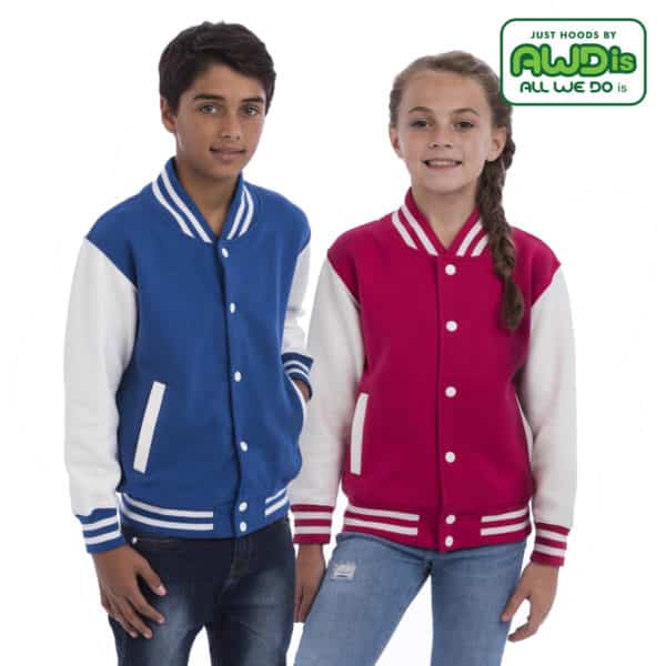 Due bambini in jeans con felpa tipo baseball blu e fuxia collo polsini e vita strisce in contrasto