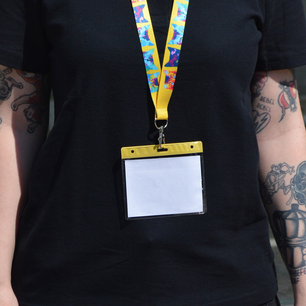 Donna con portabadge giallo in plastica