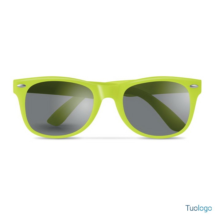 Dettaglio frontale occhiali da sole gialli, su sfondo bianco