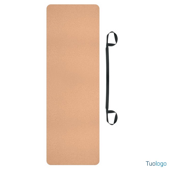 Tappetino di sughero aperto a terra con corda nera a fianco, su sfondo bianco