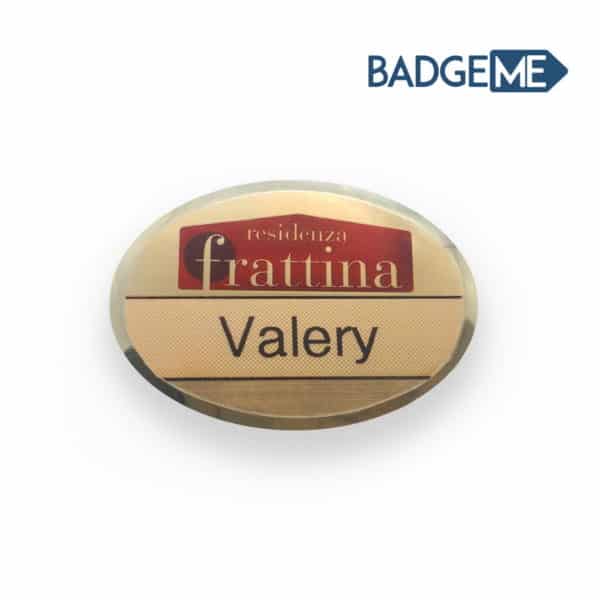 Badge ovale dorato con logo Residenza Frattina e nome