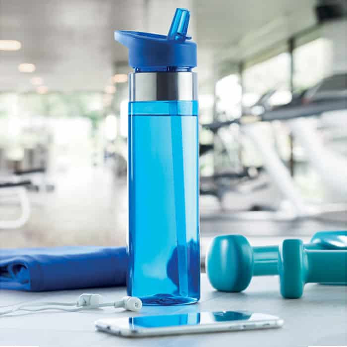 Borraccia in tritan blu trasparente con dettagli in acciaio inox e cannuccia pieghevole