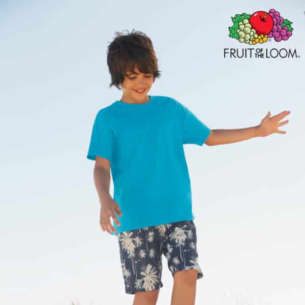 Bambino con tshirt in cotone manica corta e girocollo di colore azzurro