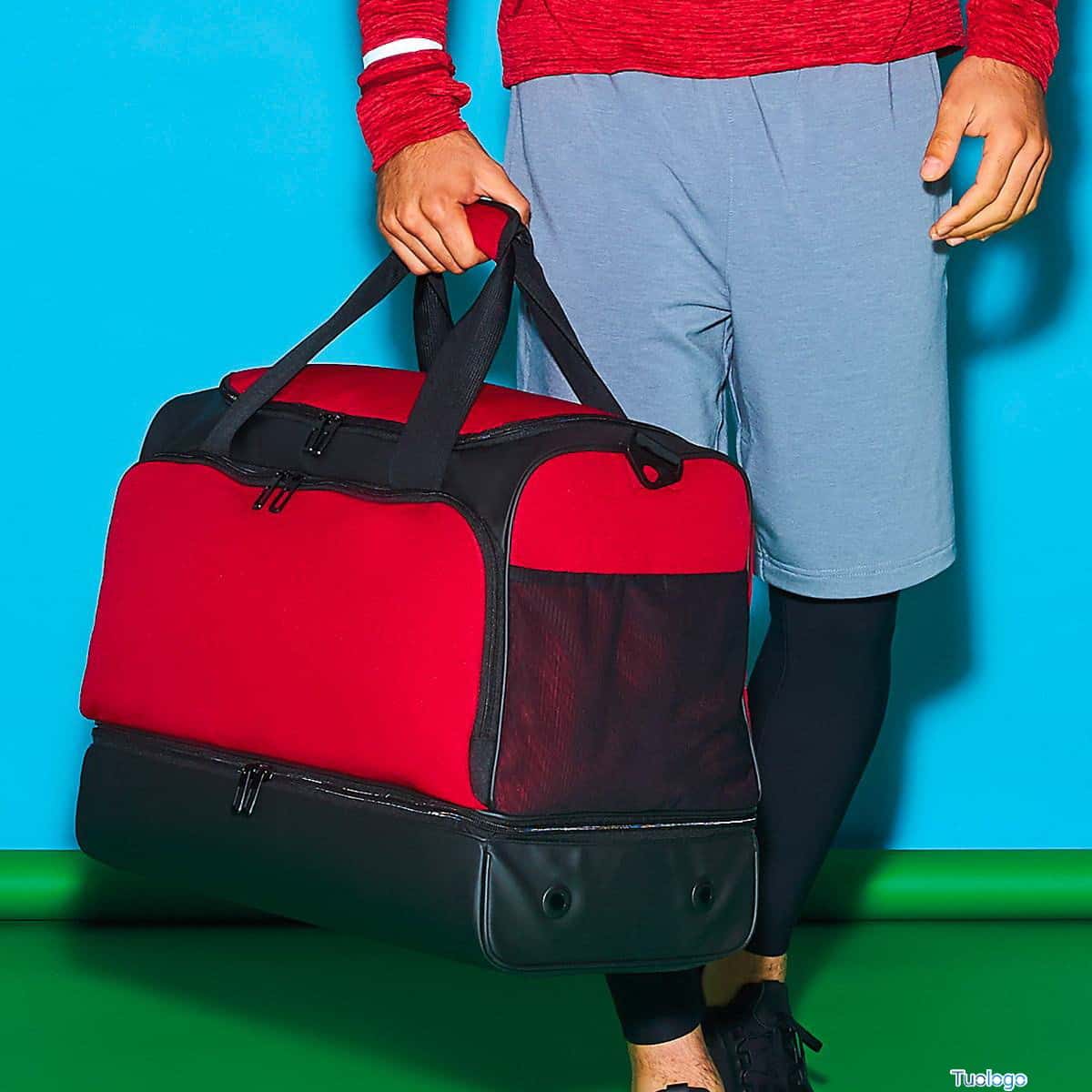 Dettaglio di ragazzo vestito sportivo che porta borsone rosso e nero