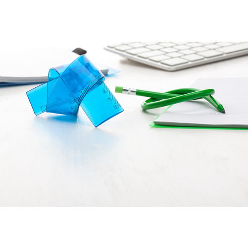 Righello in plastica blu sopra scrivania