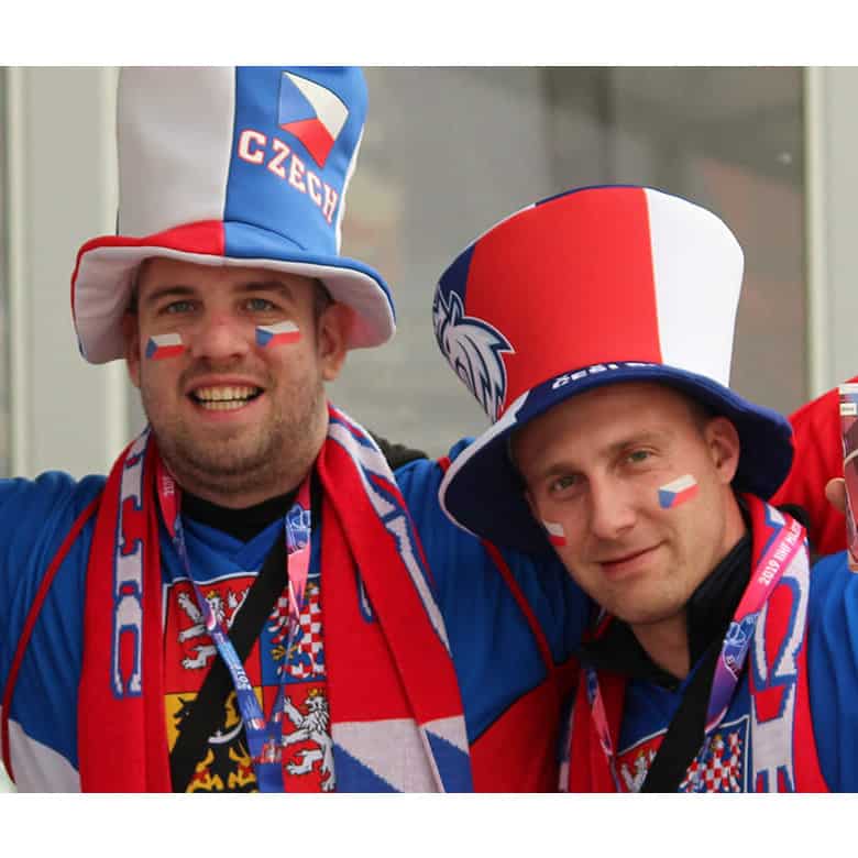 Due tifosi cecoslovacchi con sciarpe, cappelli e sticker sul viso con i colori cecoslovacchi
